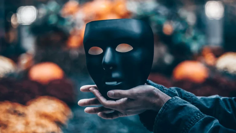 Masque noir porté par des mains